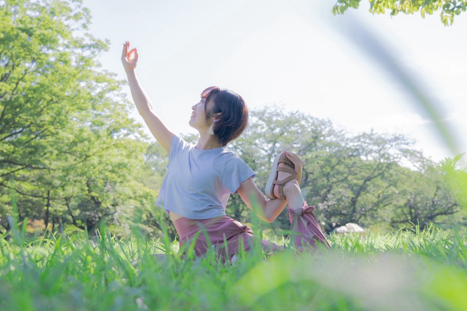 空に向かって手を伸ばす里菜さん